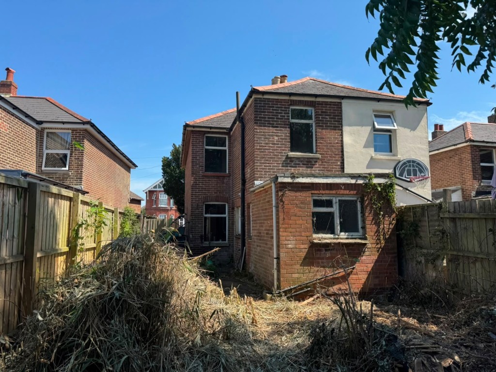 Lot: 141 - SEMI-DETACHED HOUSE FOR IMPROVEMENT - Rear View of the House